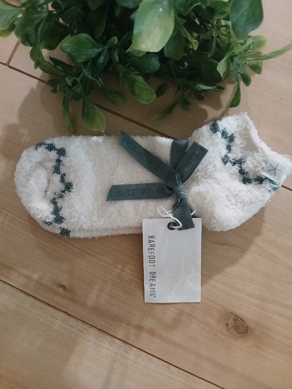 Barefoot Dreams Cozy Plush No-Show Socks in Cream and Dark Green